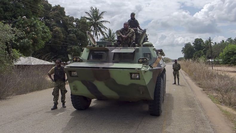 ARCHIVO - En esta imagen extraída de un video, soldados mozambiqueños viajan en un vehículo blindado en un convoy rumbo a Mocimboa da Praia, provincia de Cabo Delgado, Mozambique, el 9 de agosto de 2021. (AP Foto/Marc Hoogsteyns, archivo)