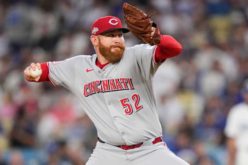 ARCHIVO - Foto del primero de octubre del 2025, el pitcher de los Rojos de Cincinnati Zack Littell lanza en la segunda entrada del juego 2 de la serie de comdín ante los Dodgers de Los Ángeles. (AP Foto/Mark J. Terrill)