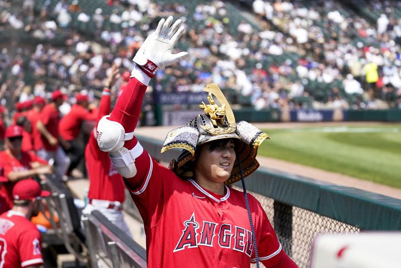 Shohei Ohtani, de los Angelinos de Los Ángeles, celebra en el dugout después de batear jonrón de dos carreras frente al abridor de los Medias Blancas de Chicago, Lance Lynn, durante la tercera entrada del juego de béisbol, el miércoles 31 de mayo de 2023, en Chicago. (AP Foto/Charles Rex Arbogast)