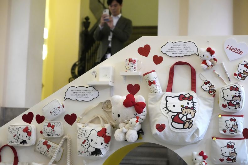 Un visitante mira la exhibición de Hello Kitty A medida que yo cambio, ella también, que conmemora el 50 aniversario de Hello Kitty en el Museo Nacional de Tokio el miércoles 30 de octubre de 2024. (Foto AP/Shuji Kajiyama)