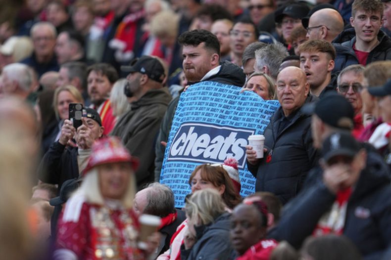 Hinchas de Liverpool previo al partido contra Manchester City en la Liga Premier, el domingo 11 de octubre de 2026, en Liverpool. (AP Foto/Jon Super)