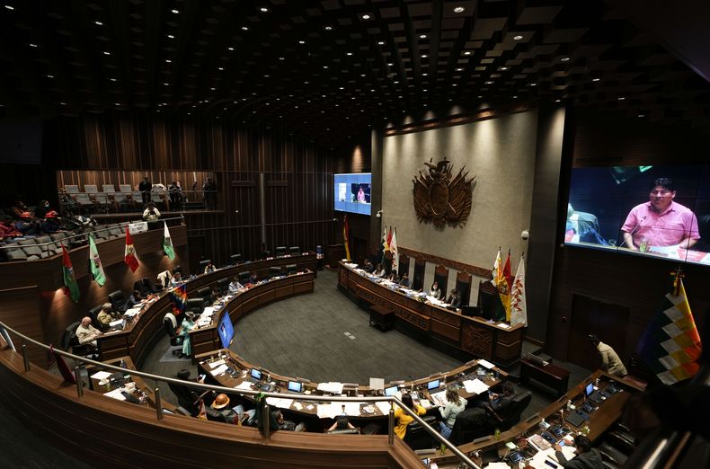 Sesión en la Asamblea Legislativa en La Paz, Bolivia, el jueves 4 de mayo de 2023. El legislativo aprobó en la madrugada del viernes una polémica “Ley del oro” que permitirá al presidente Luis Arce echar mano de las reservas metálicas y comprar oro a mineros poco amigables con el medio ambiente para recuperar la economía del país y la escasez de dólares. (Foto AP/Juan Karita)