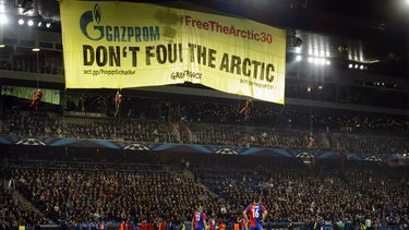 americateve | Activistas de Greenpeace muestran una pancarta durante un partido por la Liga de Campeones entre Basilea y Schalke el martes, 1 de octubre de 2013, en Basilea, Suiza. (AP Photo/Keystone, Laurent Gillieron)