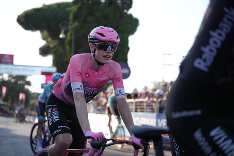 El danés Jonas Vingegaard arriba a la meta en la última etapa del Giro de Italia en Roma el domingo 31 de mayo del 2026. (AP Foto/Andrew Medichini)