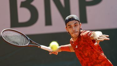 Francisco Cerúndolo devuelve ante Holger Rune en los octavos de final del Abierto de Francia, el lunes 5 de junio de 2023. (AP Foto/Jean-Francois Badias)