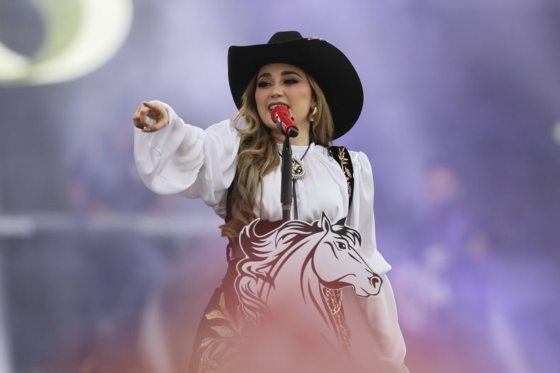 La cantante mexicana Carolina Ross durante su presentación en el festival Arre en la Ciudad de México el 7 de septiembre de 2024. (Foto AP/Ginnette Riquelme)