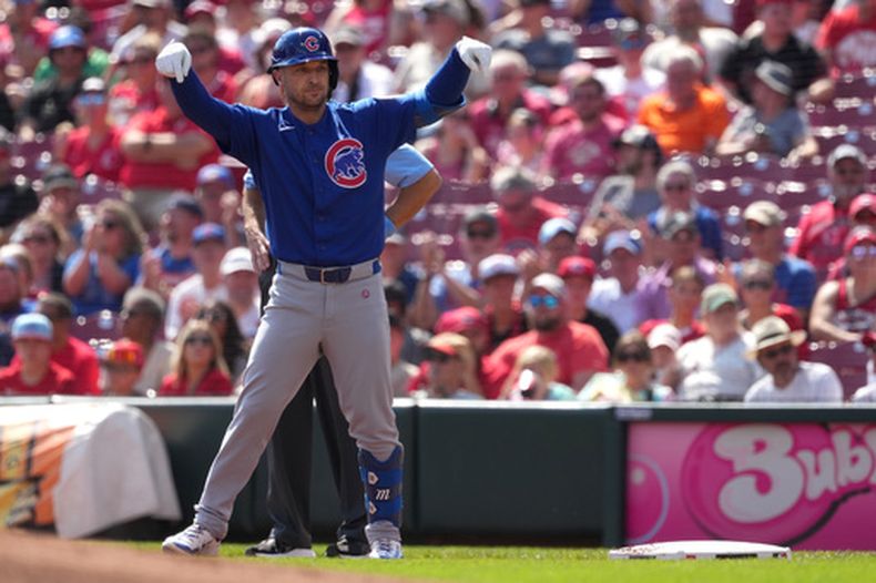 Alex Bregman de los Cachorros de Chicago celebra su sencillo de una carrera en la primera entrada ante los Rojos de Cincinnati el domingo 20 de septiembre del 2026. (AP Foto/Kareem Elgazzar)