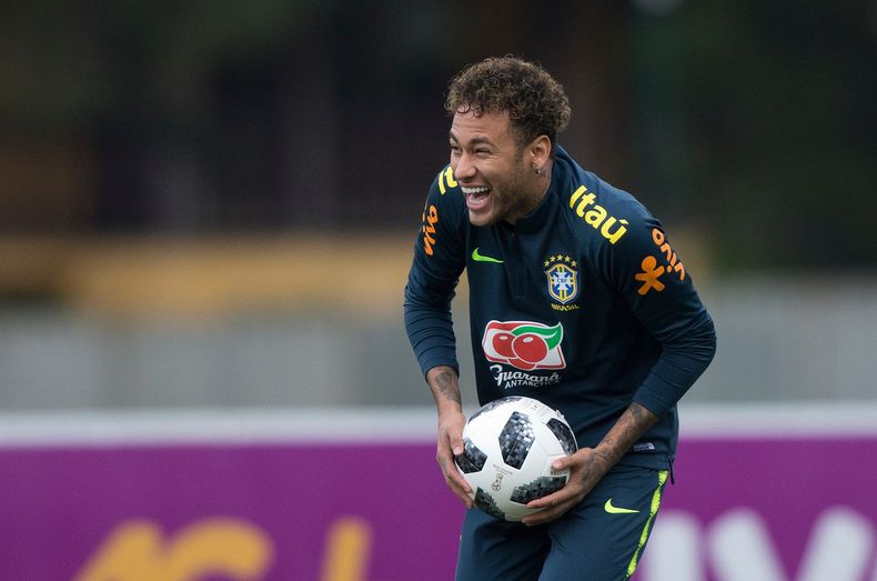 El delanter brasileño Neymar durante un entrenamiento de la selección de Brasil, el 24 de mayo de 2018, en Teresopolis. (AP Foto/Silvia Izquierdo)
