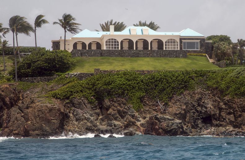 Una de las casas de Jeffery Epstein en la isla Little Saint James, en las Islas Vírgenes Estadounidenses, el 8 de julio de 2019. (Foto AP /Gianfranco Gaglione)