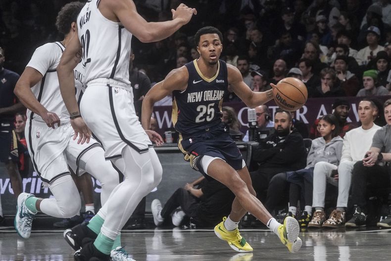 Trey Murphy III de los Pelicans de Nueva Orleans driblea el balón avanzando hacia la canasta frente a los Nets de Brooklyn en el encuentro del martes 19 de marzo del 2024. (AP Foto/Bebeto Matthews)
