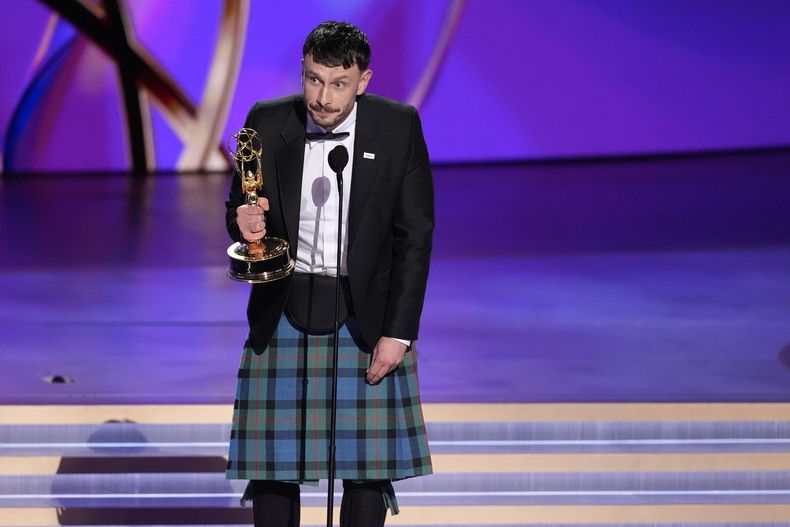 Richard Gadd recibe el premio a mejor actor en una serie limitada, antología o película para televisión por Baby Reindeer en la 76ª edición de los premios Emmy el domingo 15 de septiembre de 2024 en el Teatro Peacock de Los Ángeles. (Foto AP/Chris Pizzello)