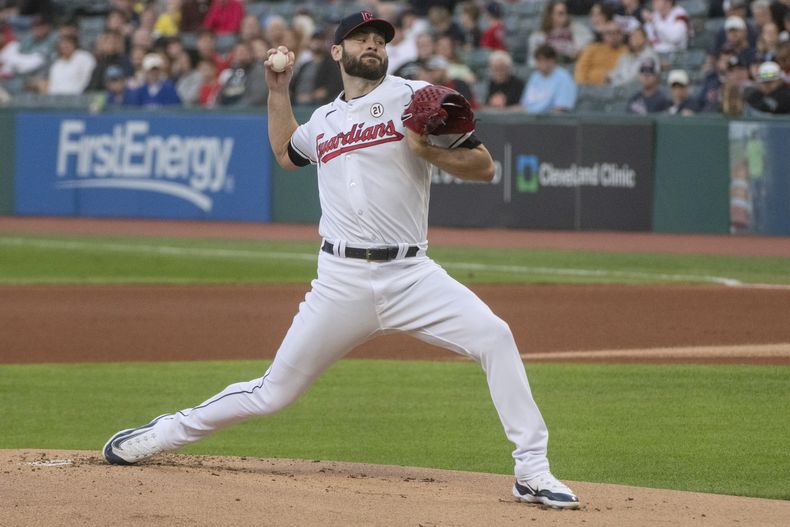ARCHIVO - Lucas Giolito, abridor de los Guardianes de Cleveland, hace un lanzamiento en el juego del 15 de septiembre de 2023, ante los Rangers de Texas (AP Foto/Phil Long, archivo)