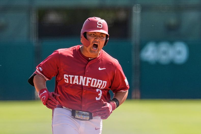 ARCHIVO - Foto del 20 de abril del 2025, el japonés Rintaro Sasaki de Stanford reacciona al correr las bases tras su jonrón de dos anotaciones en la sexta ante Notre Dame. (AP Foto/Godofredo A. Vásquez, Archivo)