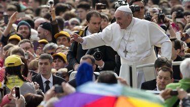 americateve | El papa Francisco saluda a los fieles al llegar a la audiencia general semanal en la Plaza de San Pedro en el Vaticano el mi&eacute;rcoles 2 de abril del 2014. (AP Foto/Alessandra Tarantino)