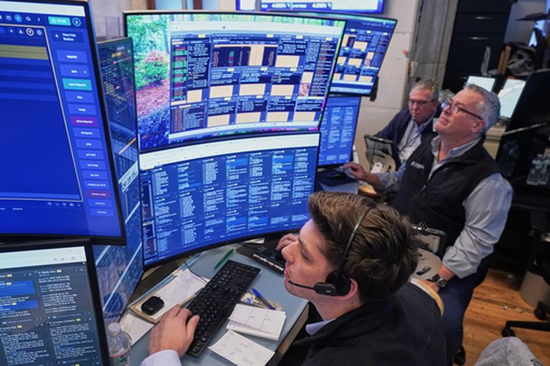Tres operadores trabajan en la Bolsa de Nueva York, el miércoles 3 de junio de 2026. (Foto AP/Richard Drew)