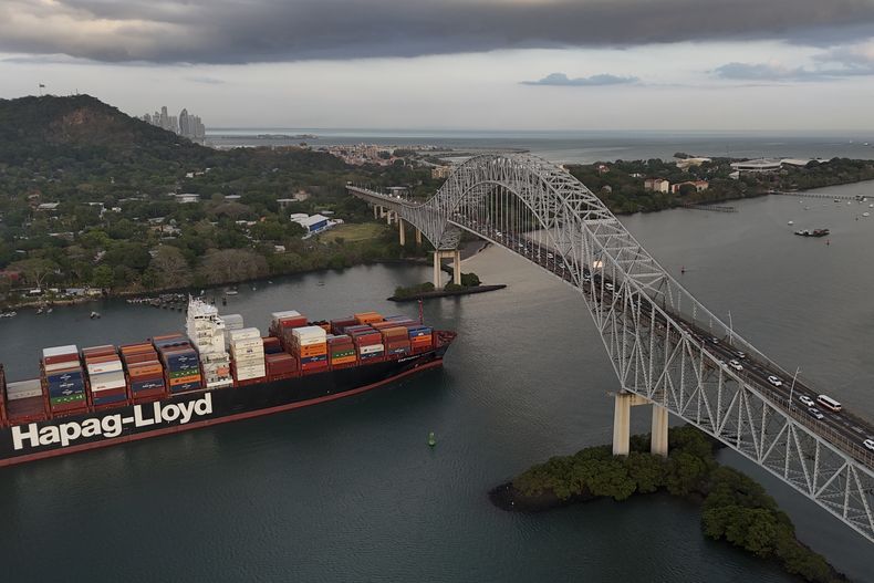 ARCHIVO - Un buque de carga navega bajo el puente de Las Américas en el Canal de Panamá, en la Ciudad de Panamá, el jueves 13 de marzo de 2025. (AP Foto/Matías Delacroix, Archivo)