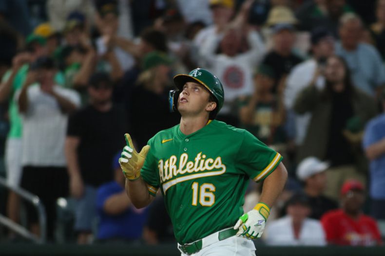 Nick Kurtz, de los Atléticos, señala al cielo luego de batear un grand slam ante los Cardenales de San Luis, el miércoles 13 de mayo de 2026 (AP Foto/Scott Marshall)