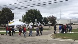 Sindicalistas de United Auto Workers protestan frente a una fábrica en Swartz Creek, Michigan, el 26 de septiembre de 2023. (Roberto Acosta/The Flint Journal via AP)