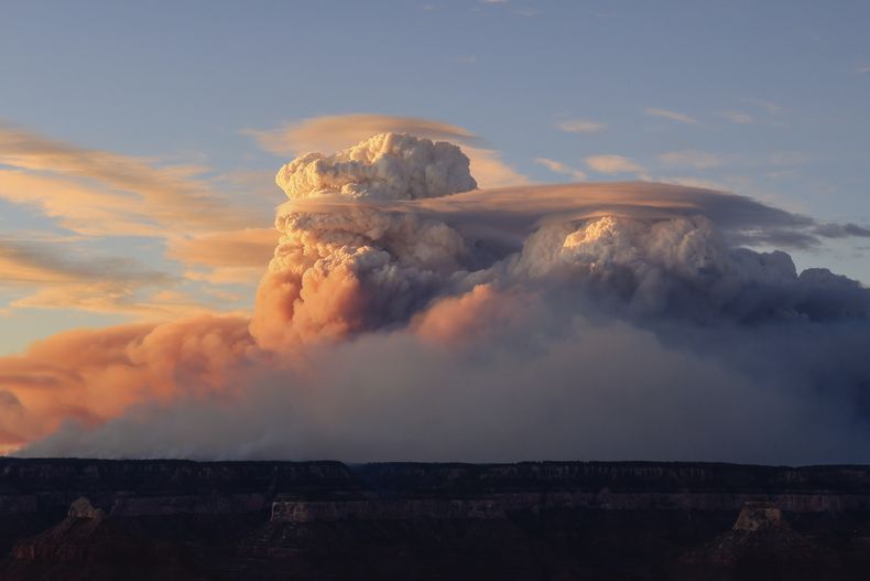 En esta foto proporcionada por Lin Chao, se ven nubes de fuego sobre el ramal sur del Gran Cañón, en Arizona, el domingo 27 de julio de 2025. (Lin Chao vía AP)