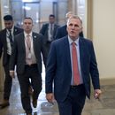 El presidente de la Cámara de Representantes, el republicano Kevin McCarthy, arriba al Capitolio en Washington el martes 12 de septiembre de 2023. McCarthy anunció una investigación para iniciarle juicio político al presidente Joe Biden por los negocios de su familia. (AP Foto/J. Scott Applewhite)
