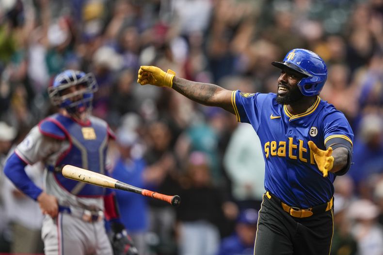 Randy Arozarena, de los Marineros de Seattle, reacciona al conectar un jonrón solitario contra los Rangers de Texas durante la séptima entrada el domingo 15 de septiembre de 2024, en Seattle. (AP Foto/Lindsey Wasson)