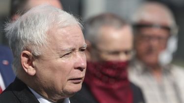 En esta imagen de archivo, el líder del partido gobernante de Polonia, Jaroslaw Kaczynski (en primer plano), participa en un acto en Varsovia, Polonia, el 10 de julio de 2020. (AP Foto/Czarek Sokolowski, archivo)