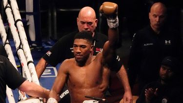 ARCHIVO - Anthony Joshua saluda a los espectadores tras perder ante Oleksandr Usyk, el 25 de septiembre de 2021, en Londres. (AP Foto/Frank Augstein)