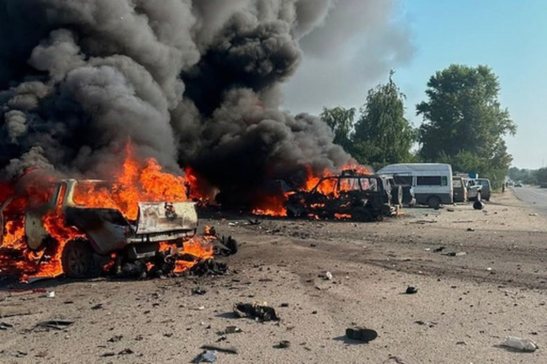 En esta imagen proporcionada por el Servicio Ucraniano de Emergencias se ve fuego en un lugar alcanzado por un bombardeo ruso en Pechenihy, región de Járkiv, Ucrania, el martes 18 de agosto de 2026. (Servicio Ucraniano de Emergencias via AP)