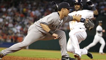 americateve | El inicialista fde los Yanquis, Mark Teixeira, izquierda, saca un out en un partido contra Houston el martes, 1 de abril de 2014, en Houston. (AP Photo/Patric Schneider)