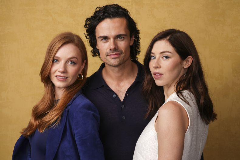 Harriet Slater, de izquierda a derecha, Jamie Roy y Hermione Corfield posan para un retrato para promocionar Outlander: Blood of My Blood durante la Comic-Con International el sábado 26 de julio de 2025, en San Diego. (Foto AP/Chris Pizzello)