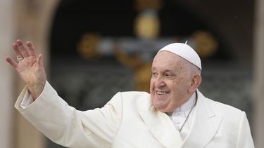 El papa Francisco sonríe mientras saluda a los fieles al final de su audiencia semanal, en la Plaza de San Pedro, en el Vaticano, el 22 de noviembre de 2023. (AP Foto/Andrew Medichini)