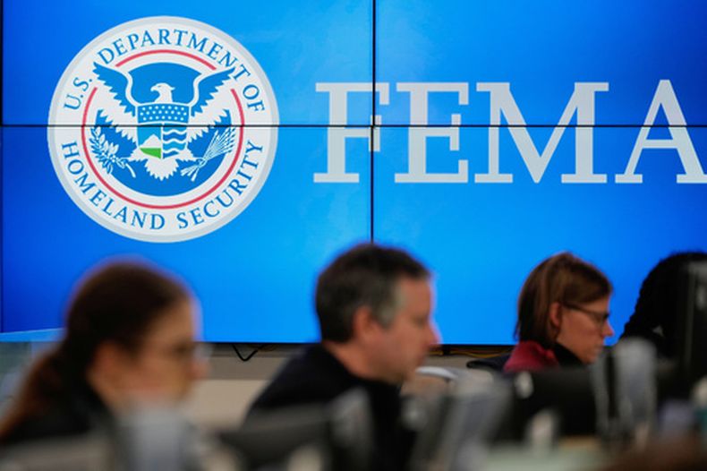 Trabajadores en la sede de la Agencia Federal de Manejo de Emergencias en Washington, el 24 de enero del 2026. (AP foto/Julia Demaree Nikhinson)