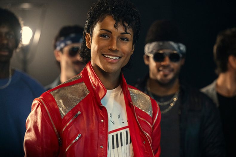 Esta imagen, difundida por Lionsgate, muestra a Jaafar Jackson caracterizado como Michael Jackson en una escena de la película Michael. (Glen Wilson/Lionsgate via AP)