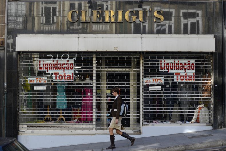 Comercio cerrado con el cartel anunciando "rebajas" en el centro de Oporti, Portugal, el mi&eacute;rcoles 30 de octubre del 2013, debido a la crisis econ&oacute;mica y las medidas de austeridad adoptadas por el gobierno. (Foto AP/Paulo Duarte)