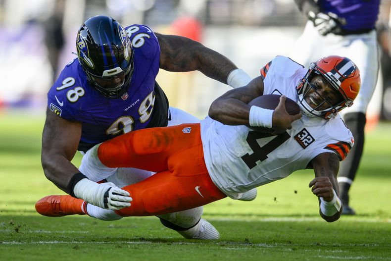 Deshaun Watson, quarterback de los Browns de Cleveland, es derribado por el defensive tackle de los Ravens de Baltimore, Travis Jones, durante la primera mitad del juego de la NFL, el domingo 12 de noviembre de 2023, en Baltimore. (AP Foto/Nick Wass)