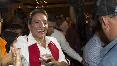 americateve | La candidata del Partido Libre, Xiomara Castro, saluda a sus seguidores luego de las elecciones en Tegucigalpa, Honduras, 24 de noviembre de 2013. (AP Foto/Moises Castillo)