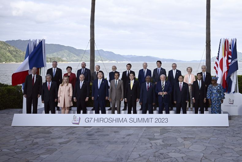 Los líderes del G7 y de los países invitados a su cumbre, posan para una foto de grupo en Hiroshima, Japón, el 20 de mayo de 2023. (Brendan Smialowski/Pool Foto vía AP)