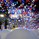 La vicepresidenta y candidata demócrata a la presidencia, Kamala Harris, el segundo caballero Doug Emhoff, el candidato demócrata a la vicepresidencia, el gobernador de Minnesota Tim Walz y su esposa Gwen Walz y miembros de sus familias suben al escenario mientras caen globos en la última noche de la Convención Nacional Demócrata en Chicago. Jueves 22 de agosto de 2024. (Kent Nishimura/The New York Times vía AP, Pool)
