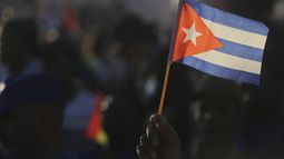 Una persona ondea una bandera cubana durante un mitin para conmemorar el Día Internacional de los Trabajadores en la Plaza José Martí en La Habana, Cuba, el miércoles 1 de mayo de 2024. (AP Foto/Ariel Ley)