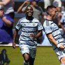 Los mediocampistas Gadi Kinda y Erik Thommy del Sporting de Kansas City celebran tras la anotación de Thommy en el encuentro ante los Timbers de Portland en la MLS el domingo 28 de mayo del 2023. (AP Foto/Charlie Riedel)