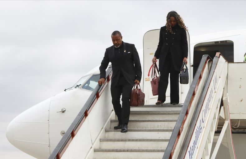 El vicepresidente de Malaui, Saulos Chilima, izquierda, y su esposa Mary descienden de un avión a su regreso de Corea del Sur, en Lilongüe, Malaui, el domingo 9 de junio de 2024. (AP Foto)