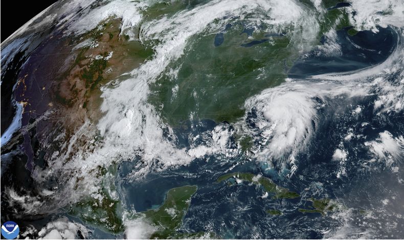 Esta imagen, proporcionada por la Oficina Nacional de Administración Oceánica y Atmosférica de Estados Unidos (NOAA, por sus siglas en inglés), muestra a la tormenta tropical Chantal el sábado 5 de junio de 2025 frente a la costa sureste del territorio estadounidense. (NOAA vía AP)