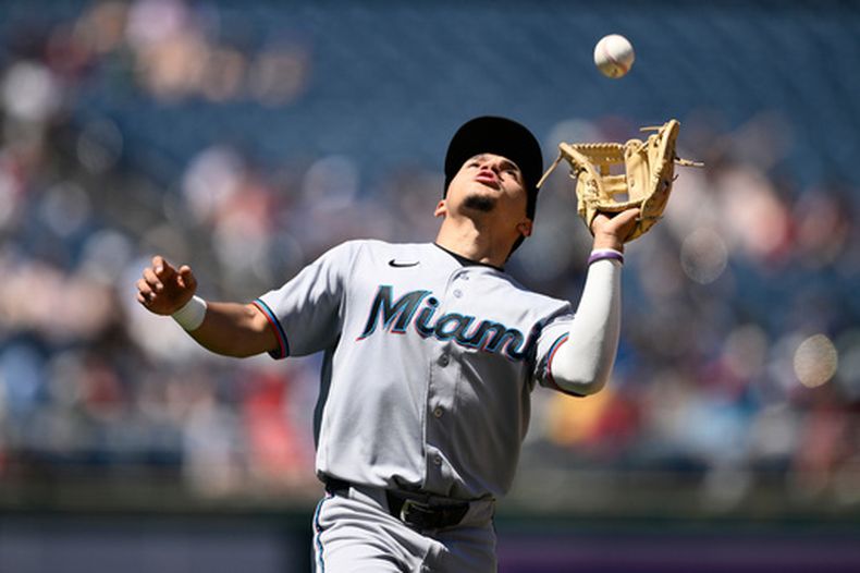 El tercera base Javier Sanoja de los Marlins de Miami atrapa un elevado en el quinto inning del juego contra los Nacionales de Washington, el miércoles 3 de junio de 2026, en Washington. (AP Foto/Nick Wass)