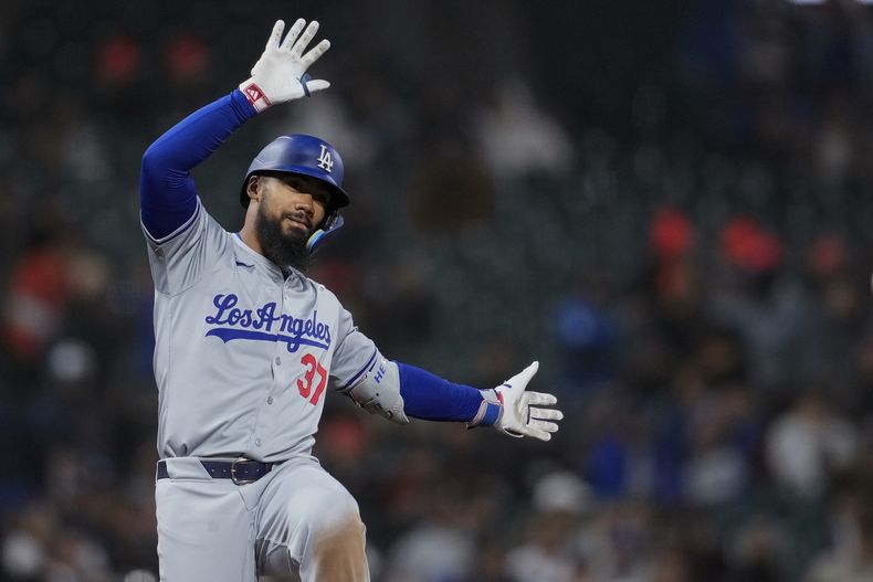 El dominicano Teoscar Hernández festeja su triple de dos carreras en el juego del martes 14 de mayo de 2024, ante los Dodgers de Los Ángeles (AP Foto/Godofredo A. Vásquez)