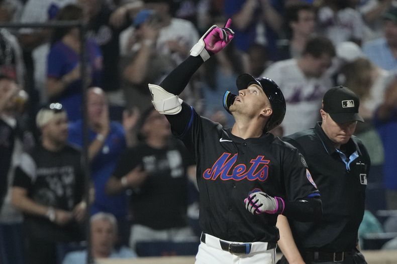 Brandon Nimmo, de los Mets de Nueva York, festeja luego de batear un jonrón de tres carreras en el duelo del viernes 16 de agosto de 2024, ante los Marlins de Miami (AP Foto/Pamela Smith)