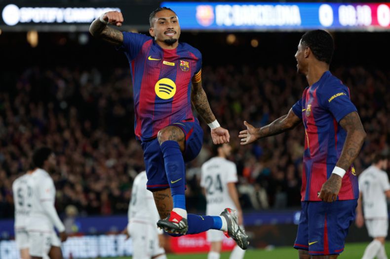 Raphinha del Barcelona celebra tras anotar en el encuentro de La Liga ante el Osasuna el sábado 13 de diciembre del 2025. (AP Photo/Joan Monfort)