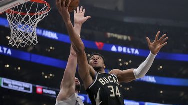 Giannis Antetokounmpo (34), de los Bucks de Milwaukee, busca encestar mientras es defendido por Ivica Zubac, de los Clippers de Los Ángeles, durante la primera mitad del juego de baloncesto de la NBA, el domingo 10 de marzo de 2024, en Los Ángeles. (AP Foto/Eric Thayer)