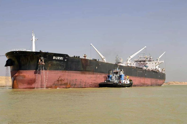En esta imagen distribuida por la Autoridad del Canal de Suez el 23 de agosto de 2023, muestra al mercante Burri y un remolcador en el canal tras una colisión con otro gran mercante. (Autoridad del Canal de Suez vía AP)