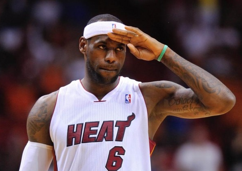 LeBron James dice a Sports Illustrated que fichará con los Cavaliers de Cleveland. Regresa al equipo del que salió apestado en busca del anillo perdido. Miami se desmantela y los Cavs pasan a ser favoritos para el anillo. Turno de decisión para Carmelo y
