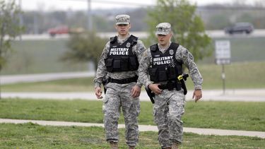 americateve | Polic&iacute;as militares patrullan cerca de la entrada principal de la base Fort Hood, el jueves 3 de abril de 2014, en Fort Hood, Texas. (Foto AP/Eric Gay)